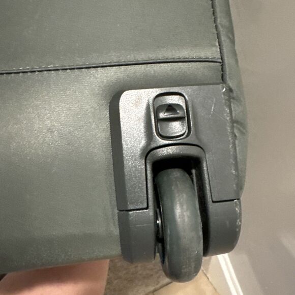 Lipault Paris Foldable Plume Wheeled Duffle Army Green Telescopic Handle & Case - Picture 10 of 16